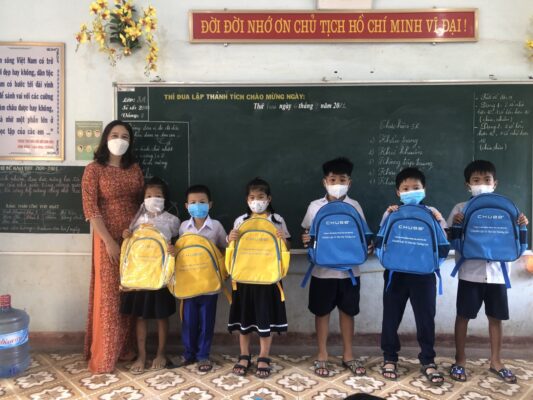 trao balo qua tang cho tre em vung cao