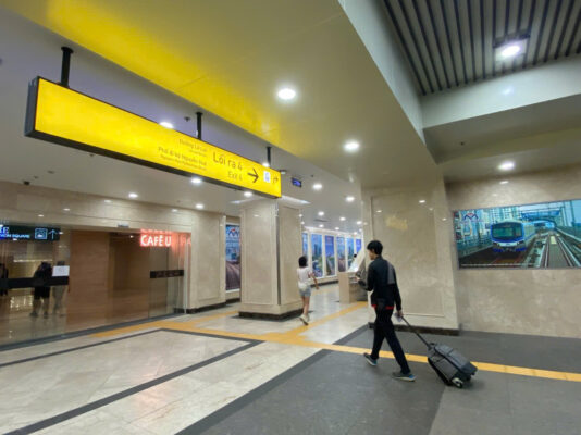 deo balo tui xach qua tang trong ham metro
